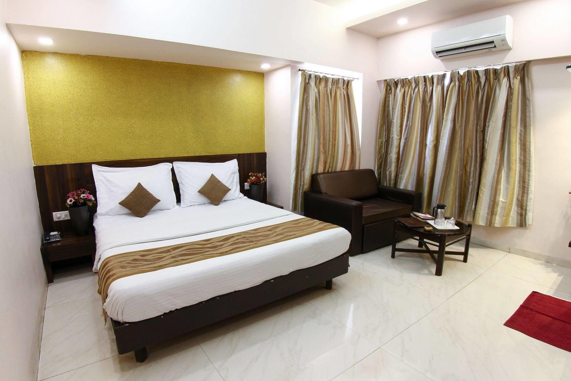 Hotel Sunny Mid-Town Mahābaleshwar Exterior foto
